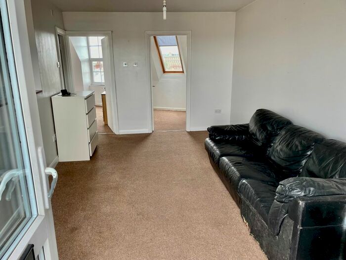 2 Bedroom Flat To Rent In Hamlet Court Road, Westcliff-On-Sea, SS0