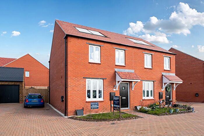 3 Bedroom Semi Detached House For Sale In Boundary Way, Banbury, OX16