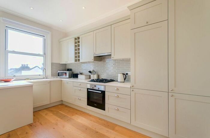 2 Bedroom Flat To Rent In Woodside, Wimbledon, London, SW19