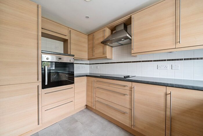 1 Bedroom Flat For Sale In Clover Leaf Court, Ackender Road, Alton, Hampshire, GU34
