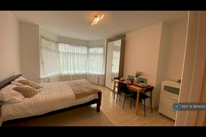 Studio To Rent In Paddock Road, London, NW2