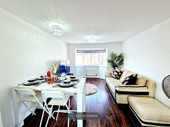 2 Bedroom Maisonette To Rent In Waterside Close, London, SE28