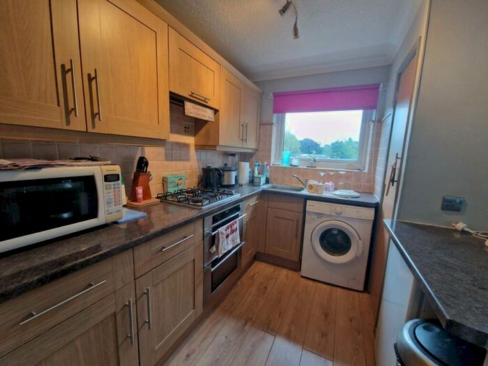 2 Bedroom Flat To Rent In Fernwood Court, Leeds, West Yorkshire, LS8