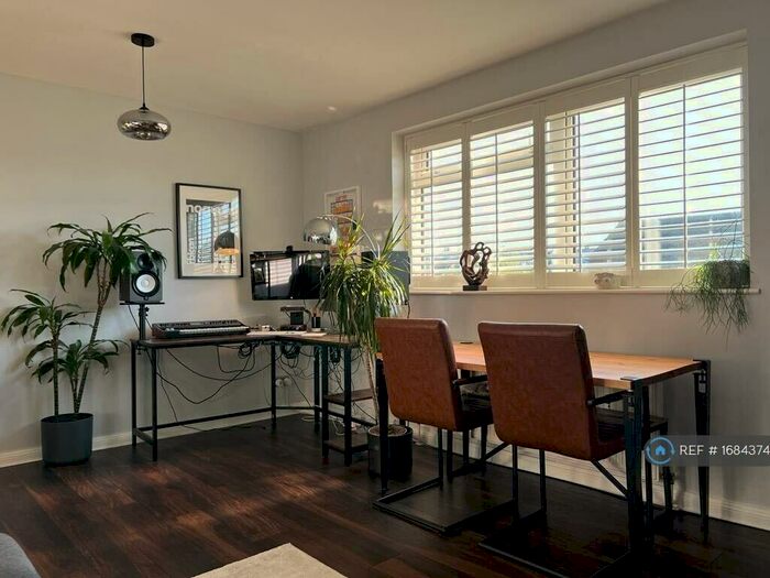 2 Bedroom Flat To Rent In St. James Court, London, SE23