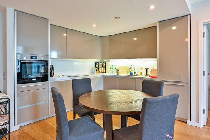 2 Bedroom Flat To Rent In Walworth Road, Elephant And Castle, London, SE1