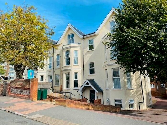 2 Bedroom Flat To Rent In Moatcroft Road, Eastbourne, BN21