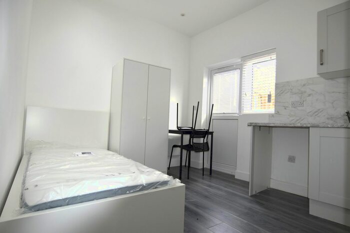 1 Bedroom Flat To Rent In Cliff Avenue, Westcliff-On-Sea, SS0