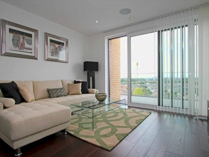 2 Bedroom Flat To Rent In Central Avenue, Fulham, London, SW6