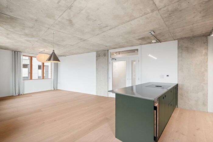 3 Bedroom Flat To Rent In London Lane, London Fields, E8