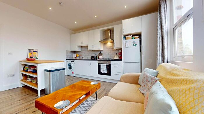 2 Bedroom Flat To Rent In Tooting Bec Road, London, SW17