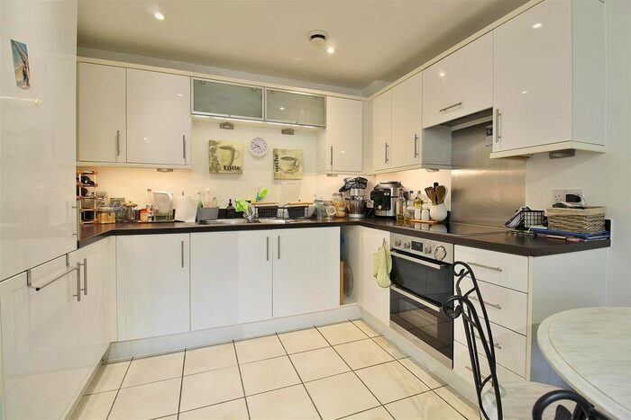 2 Bedroom Flat To Rent In Lanadron Close, Isleworth, TW7