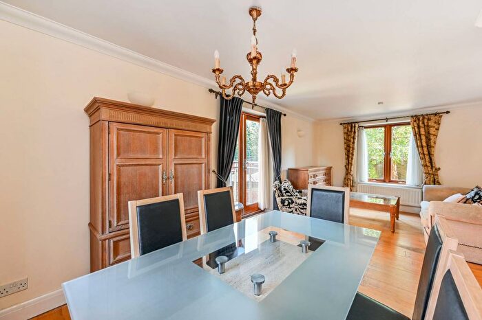 2 Bedroom Flat To Rent In East Hill, Wandsworth Town, London, SW18