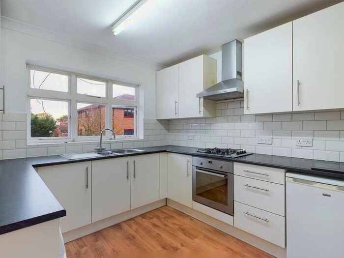 2 Bedroom Maisonette Flat To Rent In High Street, Addlestone, Surrey, KT15