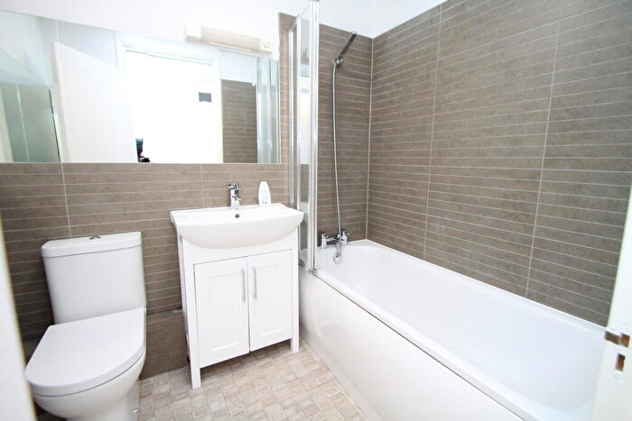 1 Bedroom Flat To Rent In Richfield Court, BR3