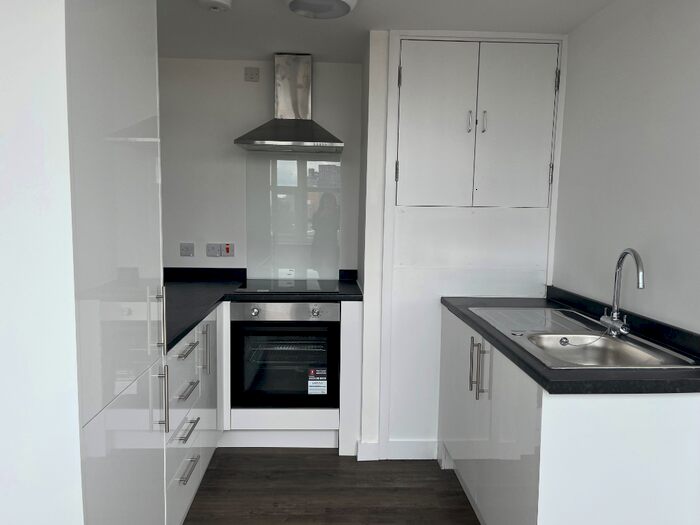 2 Bedroom Flat To Rent In Oldham Road, Manchester, M40