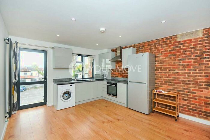 2 Bedroom Flat To Rent In Station Road, West Wickham, BR4