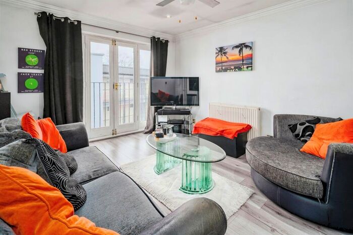 2 Bedroom Flat For Sale In Ware Road, Hertford, SG13