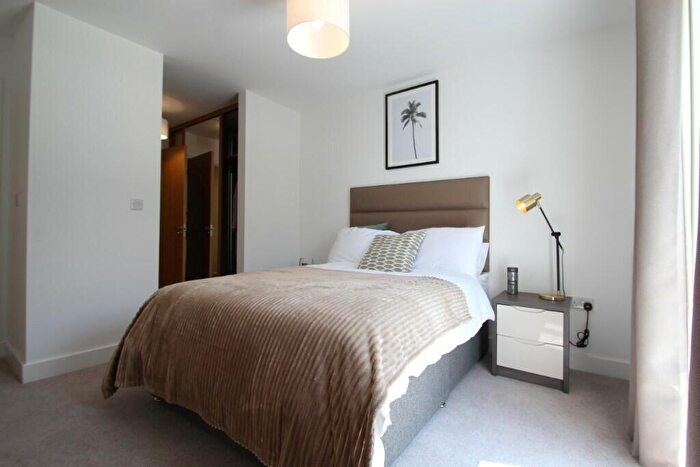1 Bedroom Flat To Rent In Turnpike Lane, The Green, RH12