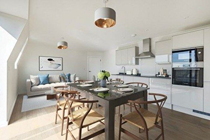 2 Bedroom Block Of Flats To Rent In Raynes Park, SW20