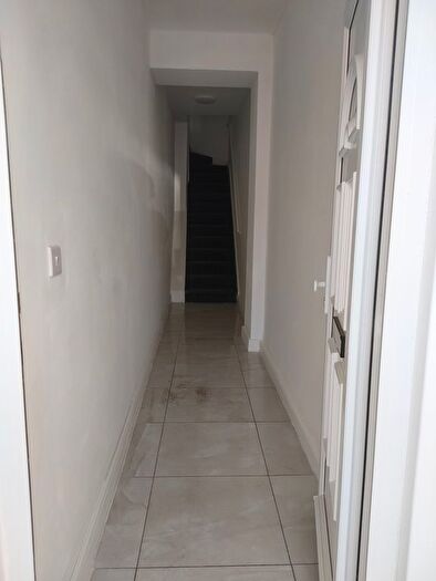 3 Bedroom Flat To Rent In Chigwell Road, London, E18