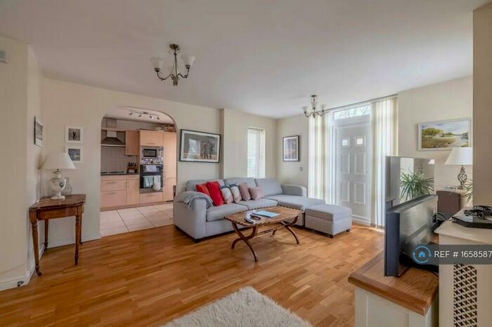 2 Bedroom Flat To Rent In Trevelyan Court, Windsor, SL4