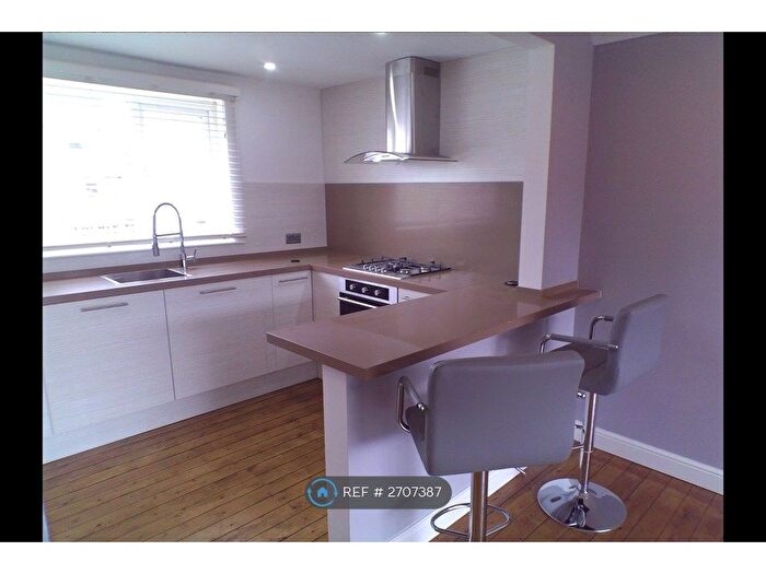 2 Bedroom Flat To Rent In Moss Road, Glasgow, G51