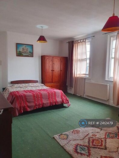 3 Bedroom Flat To Rent In Lavender Hill, London, SW11