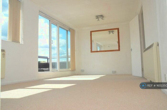 2 Bedroom Flat To Rent In Eastgate Gardens, Guildford, GU1