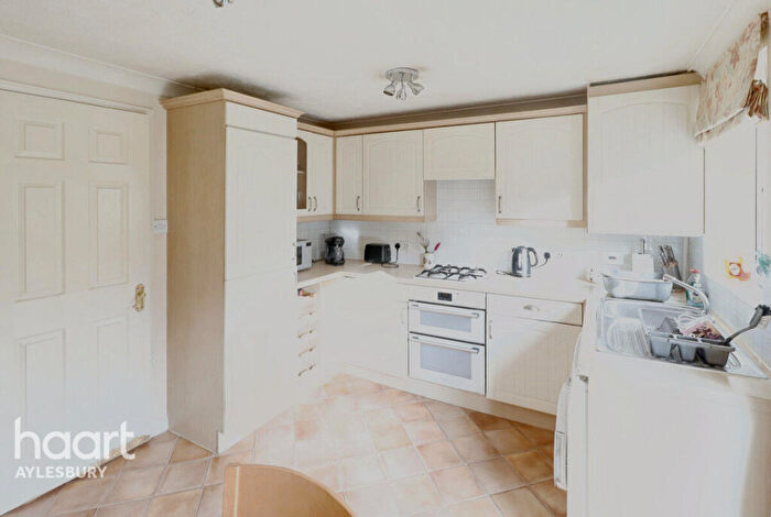 3 Bedroom End Of Terrace House For Sale In Hinds Way, Aylesbury, HP21