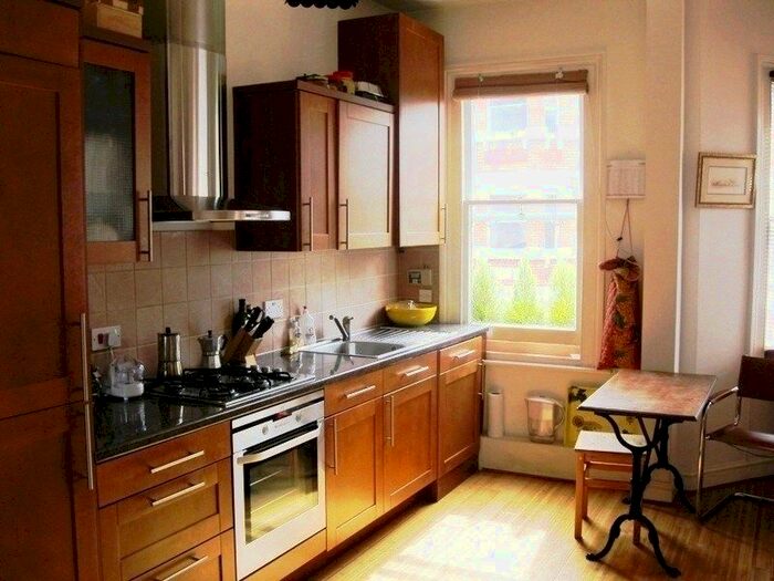 2 Bedroom Flat To Rent In Crewdson Road, Oval, London, SW9