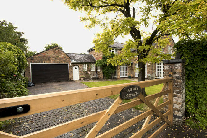 4 Bedroom Cottage To Rent In Stonehill Road, Ottershaw, Chertsey, KT16