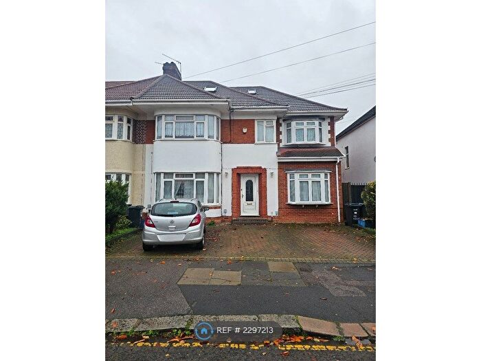 3 Bedroom Flat To Rent In Parham Drive, Ilford, IG2