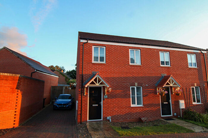 3 Bedroom Semi-Detached House For Sale In Crestwood Close, Northampton, NN3