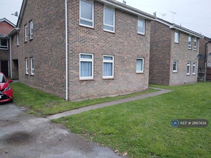 Studio To Rent In Alfred Close, Totton, Southampton, SO40