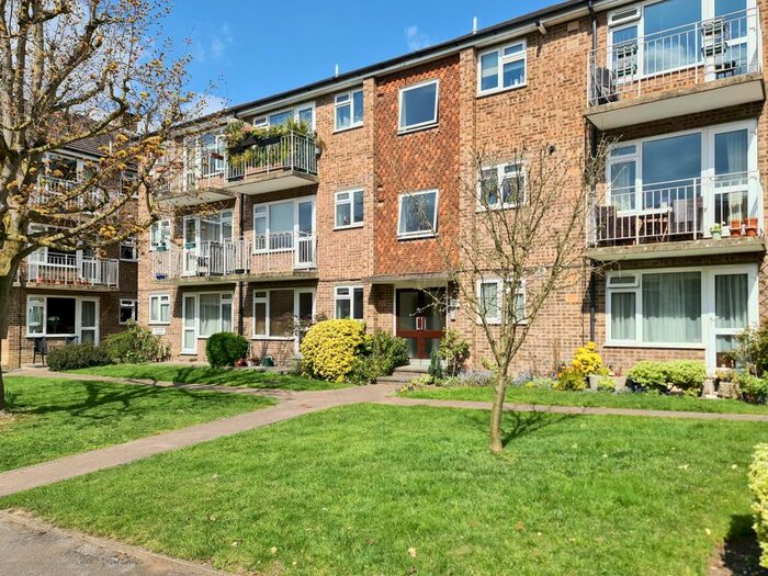 1 Bedroom Flat To Rent In Crescent Road, Kingston Upon Thames, Uk, KT2