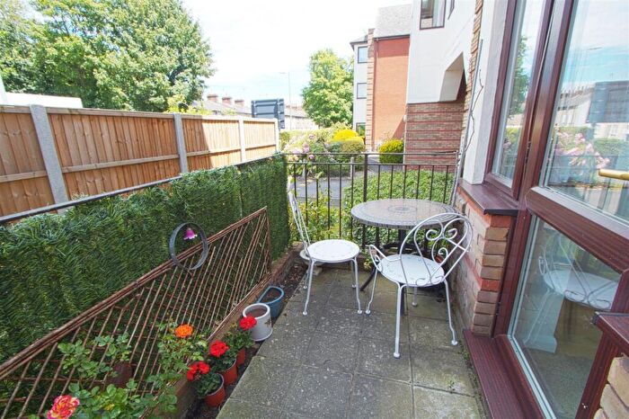 1 Bedroom Apartment For Sale In Albion Court, Sun Street, Billericay, CM12