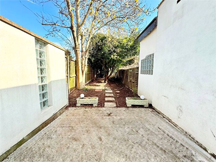 1 Bedroom Flat To Rent In Norbury Crescent, London, SW16