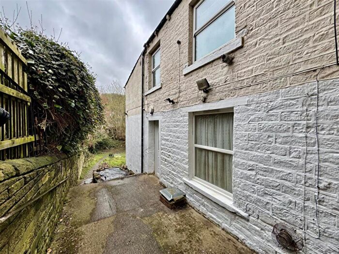 3 Bedroom End Of Terrace House For Sale In Almondbury Bank, Moldgreen, Huddersfield, HD5
