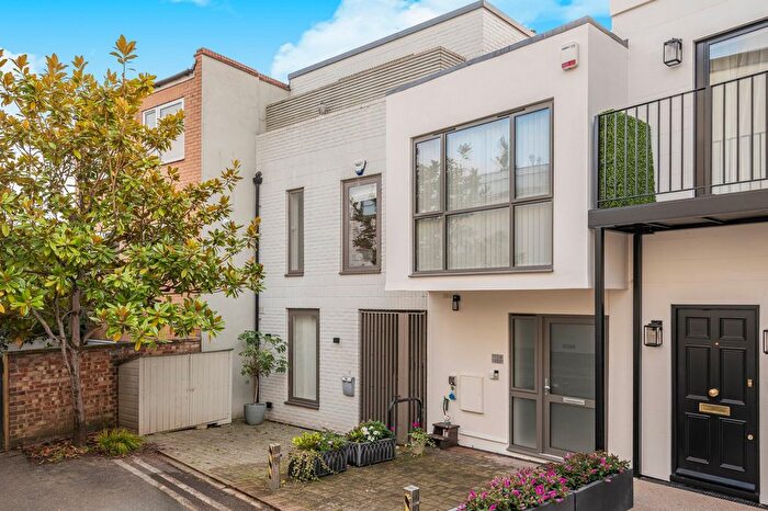 2 Bedroom Mews For Sale In Rose Joan Mews, West Hampstead, NW6