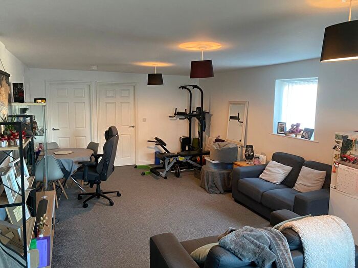 2 Bedroom Flat To Rent In Hendal Lane, Wakefield, WF2