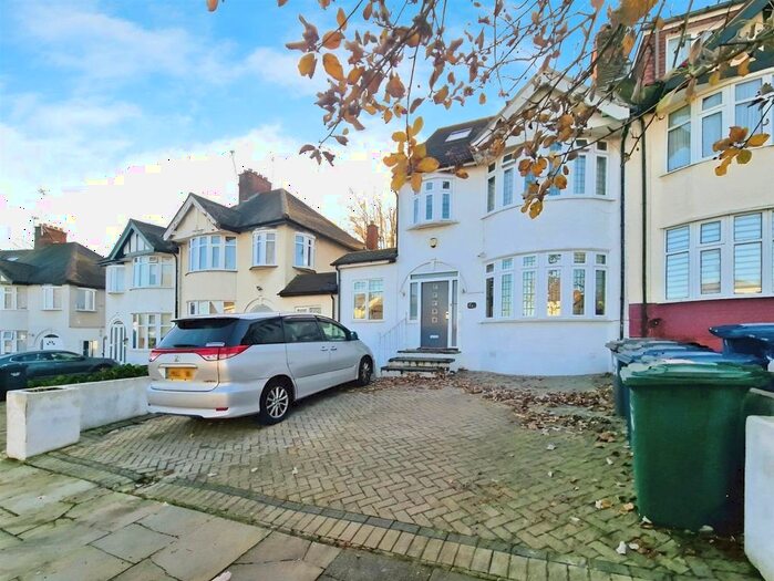 5 Bedroom Property For Sale In Tenterden Drive, Hendon, London, NW4