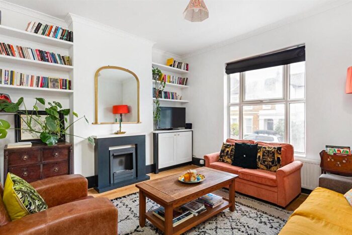 3 Bedroom Maisonette For Sale In Kings Grove, SE15