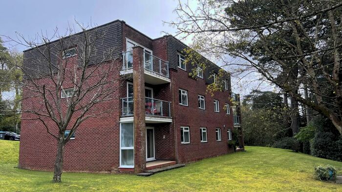 2 Bedroom Flat To Rent In Overbury Road, Poole, BH14