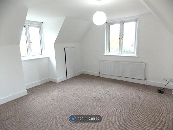 2 Bedroom Flat To Rent In Thicket Road, London, SE20