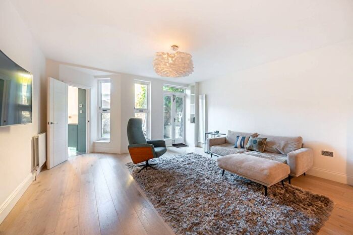 2 Bedroom Flat For Sale In Ledbury Road, Artesian Village, London, W11