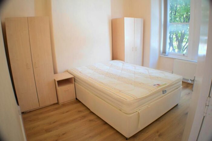 2 Bedroom Flat To Rent In Tremadoc Road, Clapham - London, SW4