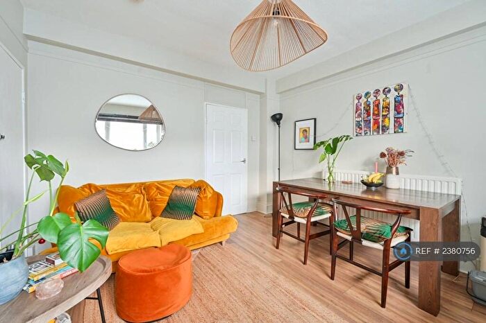 3 Bedroom Flat To Rent In Mayhew Court, London, SE5