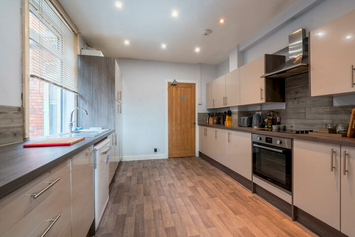 6 Bedroom Terraced House To Rent In West Parade - Student House - /, LN1