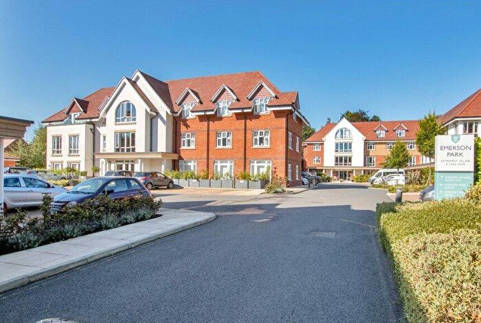 2 Bedroom Apartment For Sale In Rowhill Road, Hextable, Kent, BR8