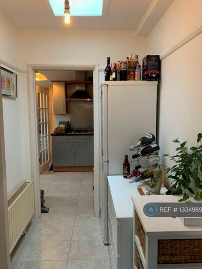 2 Bedroom Flat To Rent In Malmesbury Road, South Woodford, E18